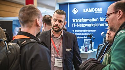 Entretien client sur le stand LANCOM