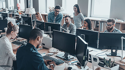 Des personnes discutent au bureau