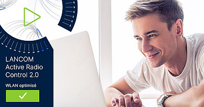 Un jeune homme blond regarde avec satisfaction son ordinateur portable et se réjouit de l'optimisation automatisée du WLAN dans le LANCOM Management Cloud, à gauche se trouve une banderole bleu foncé avec un crochet de contrôle vert et l'inscription « LANCOM Active Radio Control 2.0, WLAN optimisé »