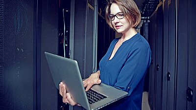 Une administratrice informatique s'informe sur la sécurité du LMC sur son ordinateur portable