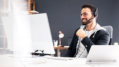 Participant au webinaire devant son ordinateur
