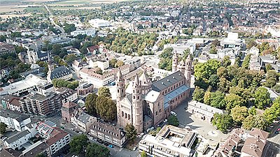 Vue aérienne de la ville de Worms : cathédrale, bâtiments anciens, place du marché, maisons et arbres
