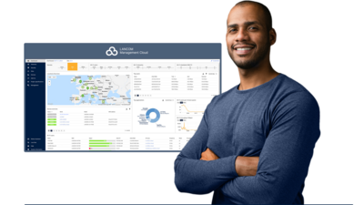 Homme aux bras croisés devant une capture d'écran du LANCOM Management Cloud (LMC)