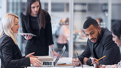 Session de crise productive au bureau par un groupe informatique masculin-féminin pour résoudre les dysfonctionnements du réseau