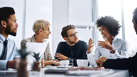 échange commun autour de la table