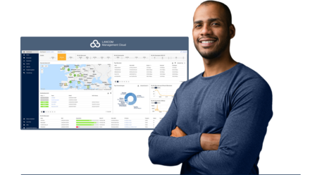 Homme aux bras croisés devant une capture d'écran du LANCOM Management Cloud (LMC)