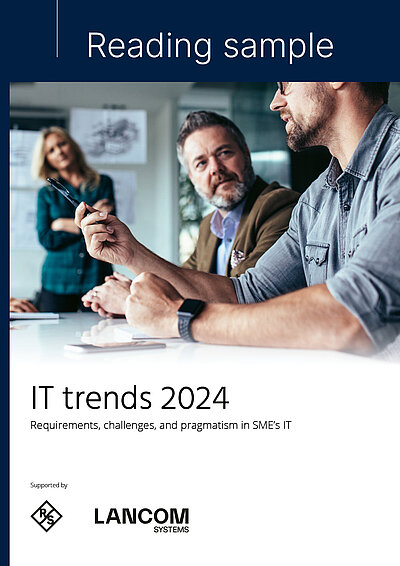 Photo de couverture de l'étude anglaise de techconsult et LANCOM "IT trends 2024 : Anforderungen, Herausforderungen und Pragmatismus in der mittelständischen Unternehmen-IT" (Tendances informatiques 2024 : exigences, défis et pragmatisme dans l'informatique d'entreprise de taille moyenne) : photo de côté de deux hommes d'âge moyen en tenue élégante discutent d'un sujet à une table de conférence, tandis qu'une collègue blonde debout les observe avec attention en arrière-plan