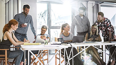 Des personnes discutent autour d'un bureau