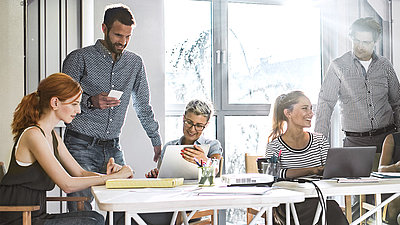 Des personnes discutent autour d'un bureau