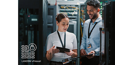 Deux employés se tiennent dans une salle de serveurs, à côté d'eux se trouve l'icône du LANCOM vFirewall.